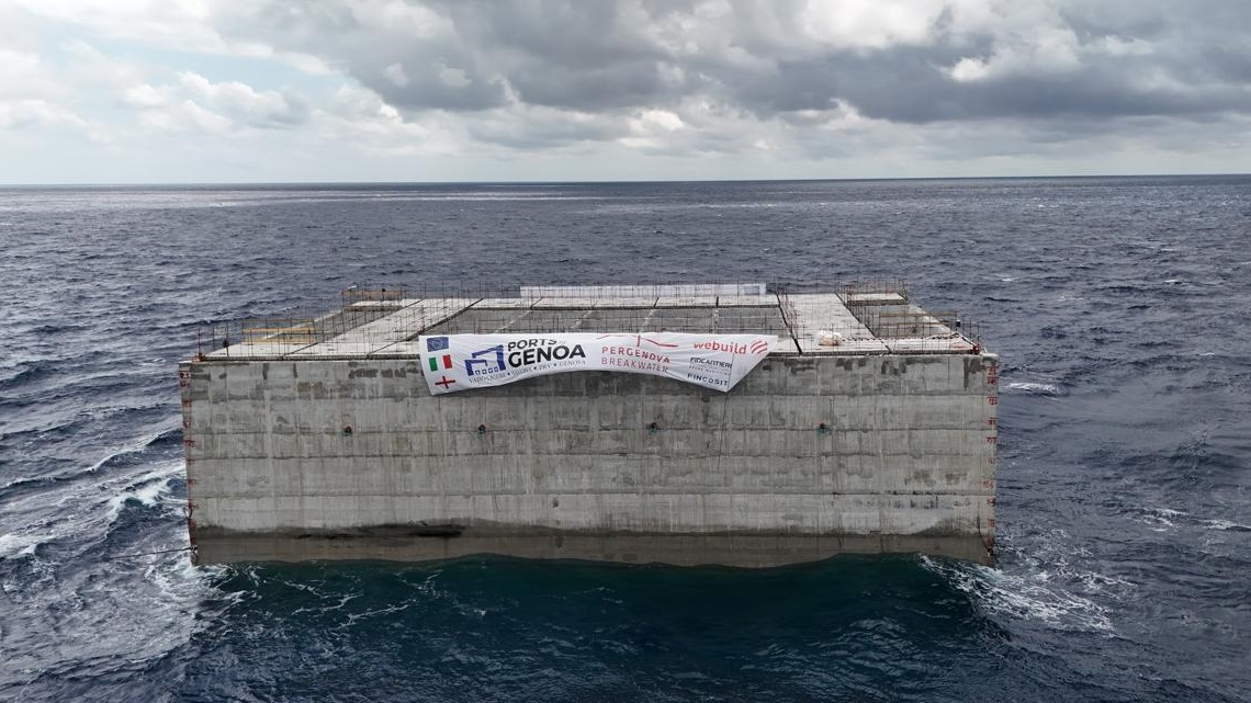 New Breakwater: the first caisson successfully positioned
