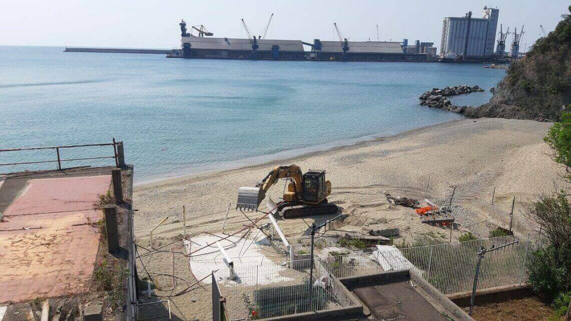 Iniziati i lavori di bonifica della spiaggia della "Madonnetta" a Savona