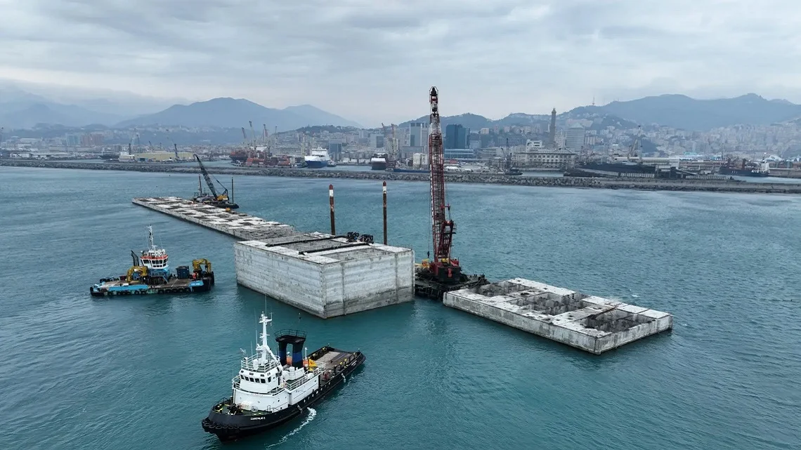 Porto di Genova, sicurezza navigazione e ambiente: demolite 3 barche porta