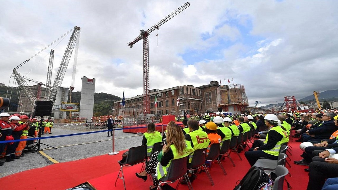 Issata la prima trave del nuovo ponte di Genova